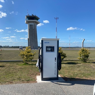 Estação pública de carregamento de veículos eléctricos ao ar livre com interface CHAdeMO CCS Tipo 2